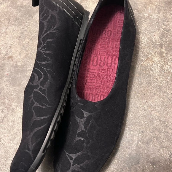 Munro Iriana slip on flats embossed floral black size 9 1/2 - Picture 4 of 10
